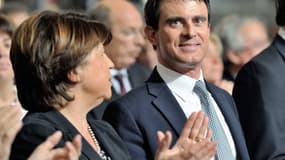 Sourire de façades entre Martine Aubry et Manuels Valls lors d'un meeting commun en mai 2014.