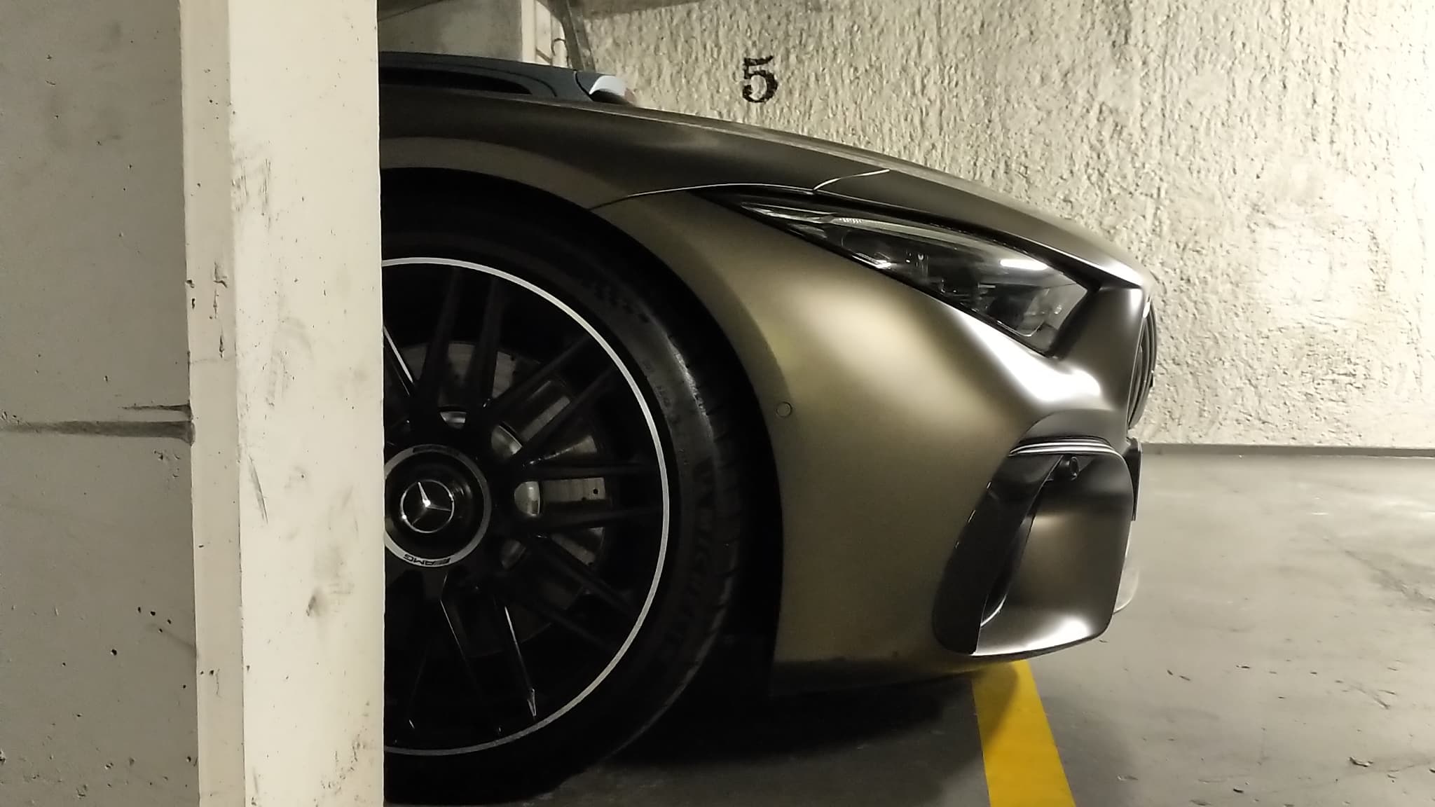 Notamment à cause d'un rayon de braquage peu important, la Mercedes SL reste parfois compliquée à stationner. Notamment à cause d'un rayon de braquage peu important, la Mercedes SL reste parfois compliquée à stationner.