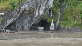 La grotte de Massabielle, au sein du sanctuaire de Lourdes (Hautes-Pyrénées), partiellement inondé, le 7 septembre 2024.