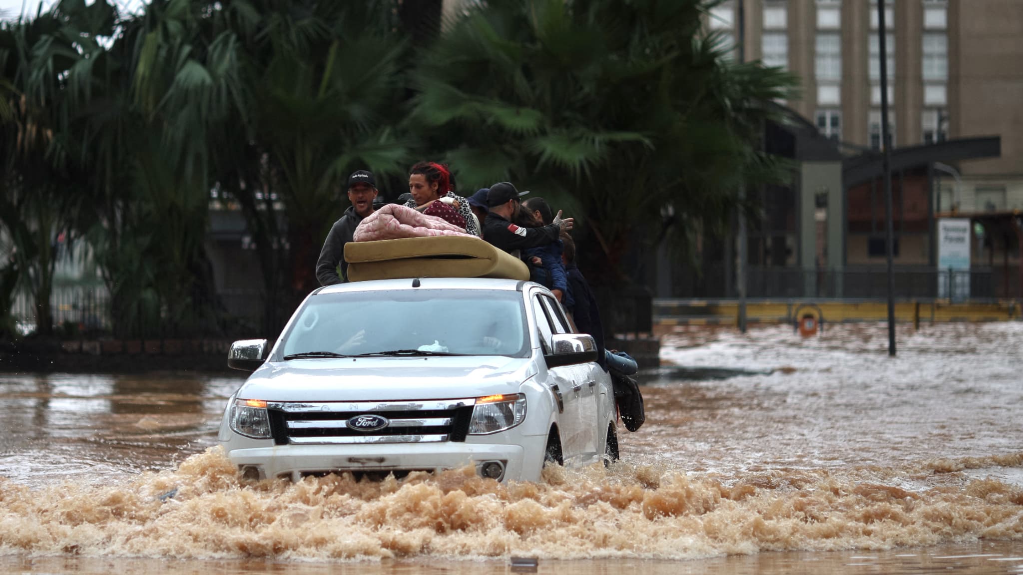 Des sans-abri sont secourus dans le centre historique de Porto Alegre, dans l'État de Rio da Grande do, au Brésil, le 4 mai 2024.