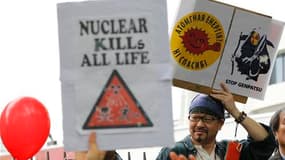 Plusieurs milliers de manifestants antinucléaires ont défilé samedi dans le quartier de Shibuya dans le centre de Tokyo, saluant l'appel du Premier ministre à fermer une centrale atomique du centre du Japon pour raisons de sécurité, et l'invitant à en fer