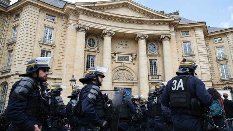 (Illustration). Des CRS en tenue anti-émeute opèrent, alors qu'une manifestation contre la visite du président français à l'Université de la Sorbonne a lieu sur la place du Panthéon, avec vue sur le bâtiment du Centre du Panthéon, à Paris, le 25 avril 2024.