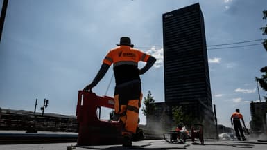 Un ouvrier du bâtiment à Lyon le 30 juin 2025 face à la canicule. 