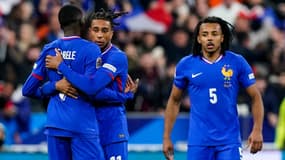 Michael Olise et Ousmane Dembélé se congratulent lors de France-Croatie, le 23 mars 2025