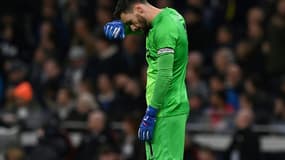 Le gardien de but français de Tottenham, Hugo Lloris, après avoir encaissé un 3e but à domicile face à Manchester United, le 30 octobre 2021