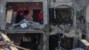 Des Palestiniens inspectent les dégâts dans les décombres d'un bâtiment à Rafah, dans le sud de la bande de Gaza, le 12 février 2024.