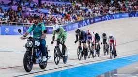 La moto 125cc de François Lamiraud mène l'allure du keirin féminin aux JO de Paris, le 8 août 2024