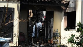 La police scientifique effectue des prélèvements dans la maison incendiée où toute une famille a été tuée le 21 janvier, à Garons, dans le Gard.
