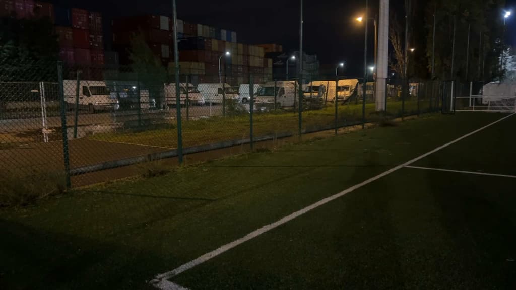 Des camionnettes jouxtant des terrains de sport à Lyon. Des camionnettes jouxtant des terrains de sport à Lyon.