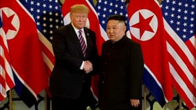 La poignée de main des deux dirigeants à Hanoi