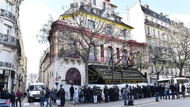 Des personnes viennent se recueillir devant le Bataclan, le 22 novembre 2015.