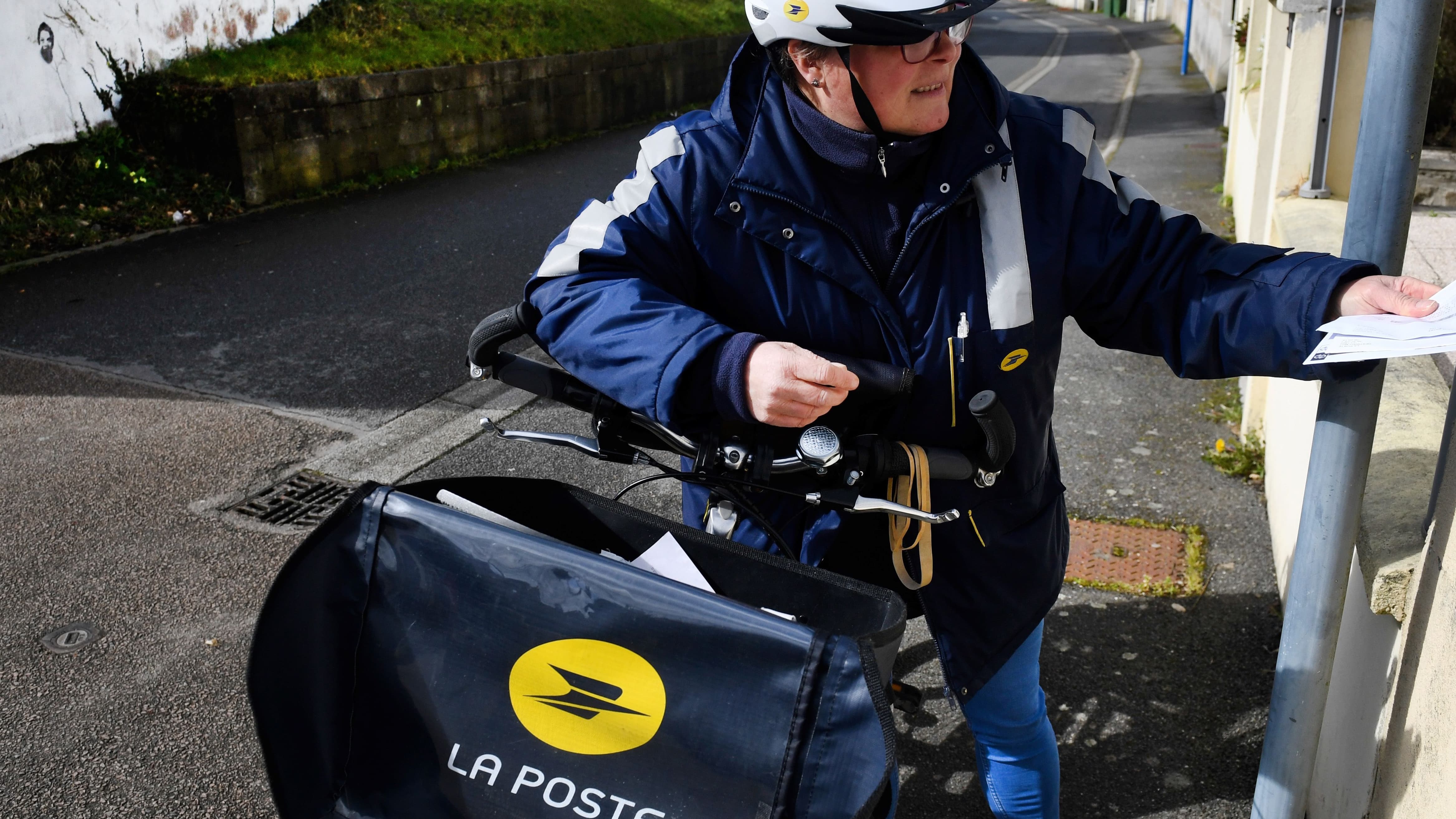 La Poste Francaise Doit Elle Continuer A Distribuer Le Courrier 6 Jours Sur 7