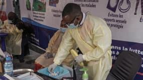 Des cliniciens s'apprêtent à administrer les vaccins mpox lors du lancement de la campagne de vaccination à l'Hôpital Général de Goma, le 5 octobre 2024.