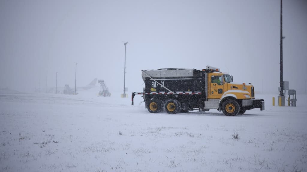 Une déneigeuse sur une route du Kentucky, États-Unis, janvier 2025