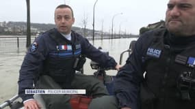 En pleine crue, la police patrouille en bateau pour lutter contre les cambriolages