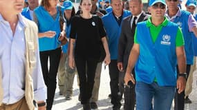 L'actrice américaine Angelina Jolie, en visite mardi dans le camp de réfugiés syriens de Zaatari en Jordanie en tant qu'émissaire spéciale des Nations unies, n'a pu retenir ses larmes en entendant les récits de survivants. /Photo prise le 11 septembre 201