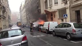 Une voiture brûlée dans le 14 ème par des supporters Corse - Témoins BFMTV