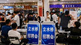 Cette photo prise le 19 août 2023 montre des personnes participant à un salon de l'emploi à Pékin. Des millions de diplômés entrent sur le marché du travail chinois à une époque où le chômage des jeunes monte en flèche.