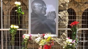 Des fleurs déposées devant un portrait de l'ancien archevêque anglican Desmond Tutu, décédé à 90 ans, le 26 décembre 2021 au Cap, en Afrique du Sud