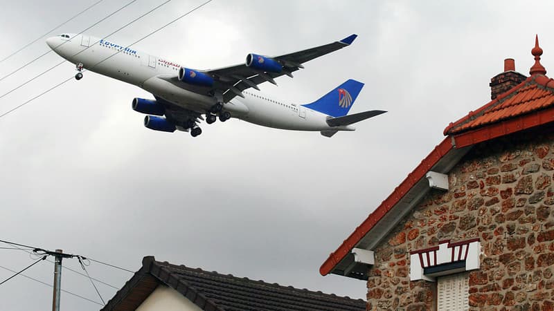 A Villeneuve-le-Roi, près de l'aéroport d'Orly les avions survolent à basse altitude les habitations.