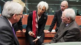 Le Premier ministre luxembourgeois et président de l'Eurogroupe Jean-Claude Juncker, la directrice générale du FMI Christine Lagarde, le vice-ministre des Finances allemand Jörg Asmussen et son ministre de tutelle Wolfgang Schäuble, vendredi à Bruxelles.