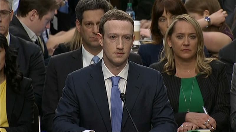 Mark Zuckerberg devant le Sénat. 