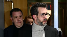Florian Pelicot suivi par son frère aîné, David, au tribunal d'Avignon pour le procès des viols de Mazan, le 18 novembre 2024.
