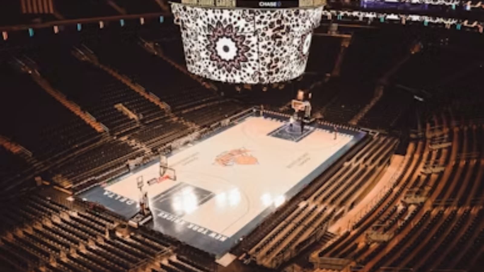 https://images.bfmtv.com/s3JsJTWTstKmfLvknLhUFv8EbHE=/0x0:1600x900/images/Spurs-Knicks-en-direct-a-quelle-heure-et-sur-quelle-chaine-regarder-le-prochain-match-des-finales-de-playoff-NBA-2302723.jpg