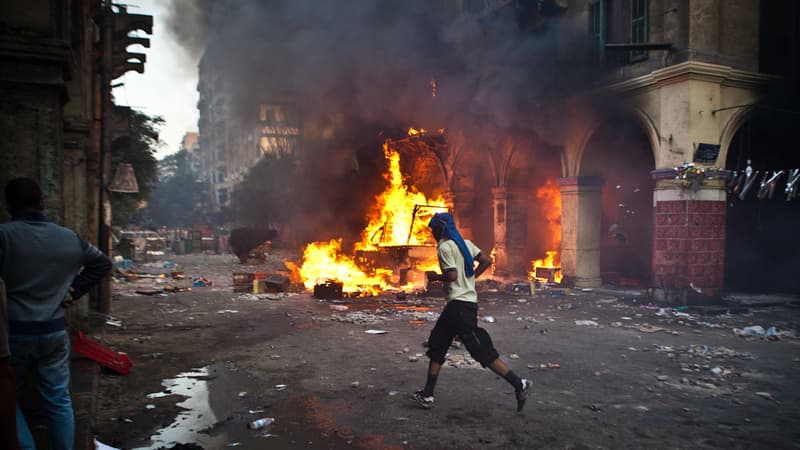 Un manifestant pro-Morsi dans les rues du Caire, vendredi 16 août.