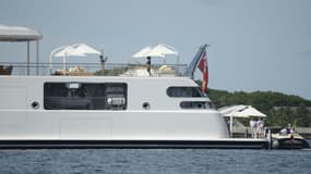 L'ex-président des Etats-Unis Barack Obama photographie sa femme Michelle en vacances, sur le pont du yacht The Rising Sun, en Polynésie française, le 14 avril 2017.