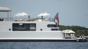 L'ex-président des Etats-Unis Barack Obama photographie sa femme Michelle en vacances, sur le pont du yacht The Rising Sun, en Polynésie française, le 14 avril 2017. 