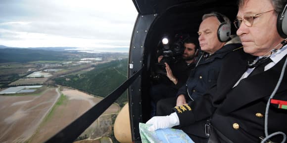 Jean-Marc Ayrault a survolé ce lundi matin les zones sinistrées en hélicoptère.