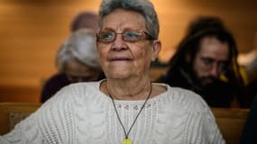 La militante d'Attac Geneviève Legay, gravement blessée le 23 mars 2019 lors d'une manifestation des "gilets jaunes", lors du début du procès du policier Rabah Souchi, au tribunal de Lyon, le 11 janvier 2024.