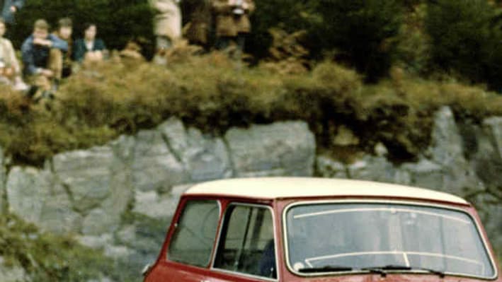 La Mini Cooper est championne d'Europe des rallyes en 1962, un titre qui démontre son agilité, très utile pour une course-poursuite dans les rues de Turin. La Mini Cooper est championne d'Europe des rallyes en 1962, un titre qui démontre son agilité, très utile pour une course-poursuite dans les rues de Turin.