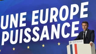 Le président français Emmanuel Macron prononce un discours sur l'Europe devant le slogan "Une Europe puissance" dans un amphithéâtre de l'université de la Sorbonne à Paris, le 25 avril 2024.