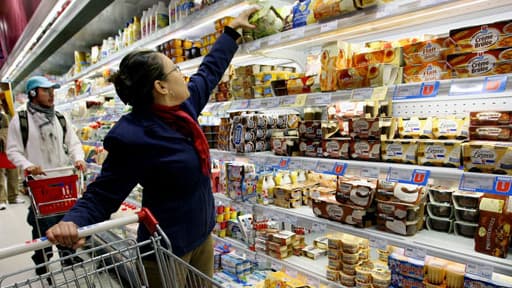 Une cliente dans un supermarché de Lyon fait ses courses le 7 novembre 2005.