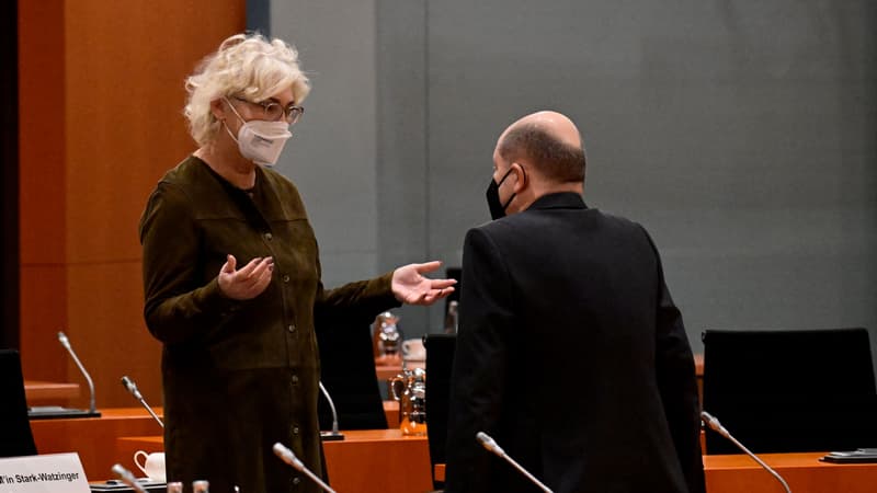 La ministre allemande de la Défense, Christine Lambrecht, face au chancelier Olaf Scholz, vendredi 21 janvier 2022