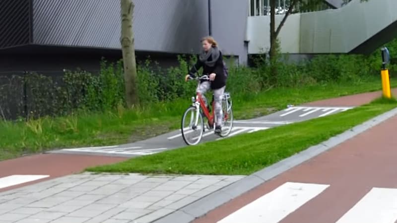 Un ralentisseur sur une piste cyclable aux Pays-Bas.