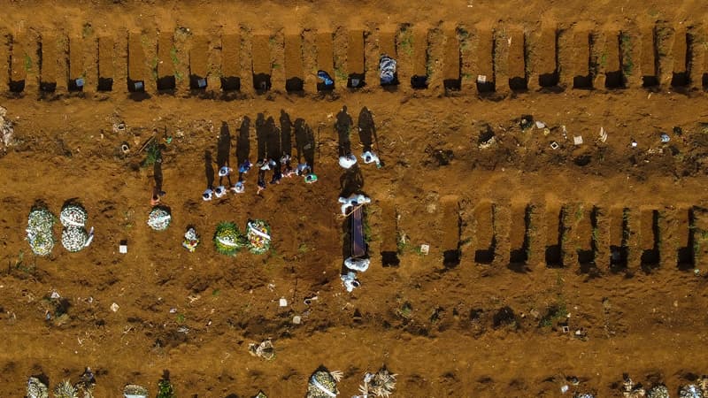 Vue aérienne d'un cimetière au Brésil durant la crise.