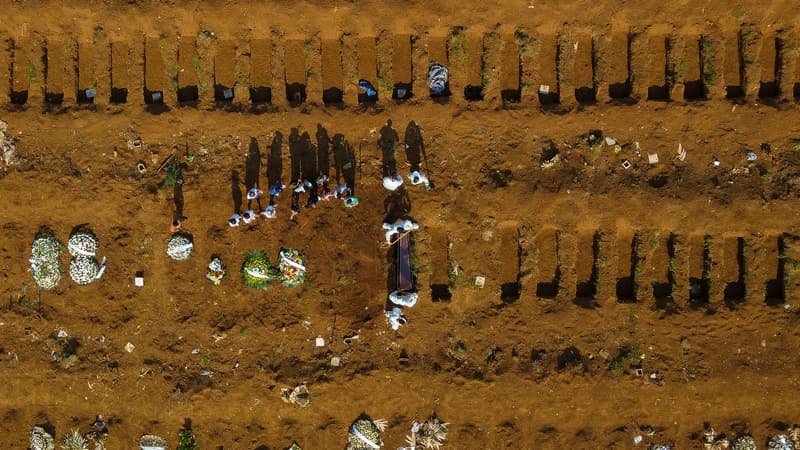 Vue aérienne d'un cimetière au Brésil durant la crise. 