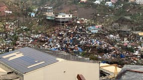 Une photo prise le 15 décembre 2024 montre un tas de débris de tôles, de bois, de meubles et d'effets personnels après le passage du cyclone Chido sur le territoire français de Mayotte, dans l'océan Indien.