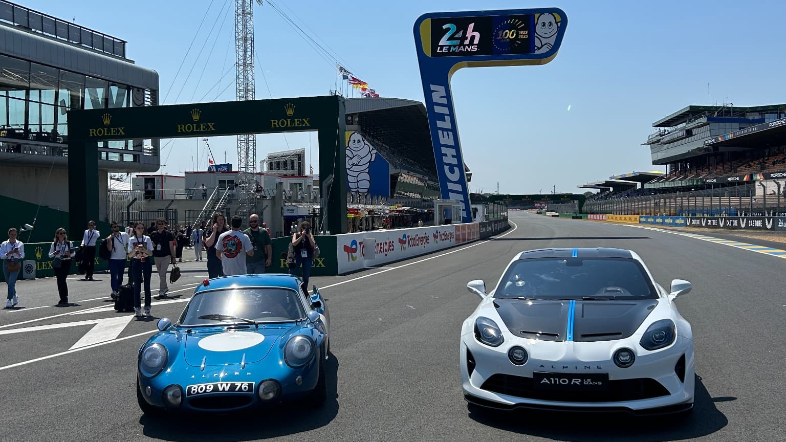 Alpine a dévoilé ce mercredi son A110 R Le Mans, ici à côté de la mythique berlinette. Alpine a dévoilé ce mercredi son A110 R Le Mans, ici à côté de la mythique berlinette.