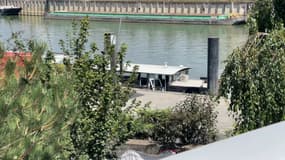 Le gérant du restaurant péniche "Libertalia", sur les quais d'Ivry, a été contraint de fermer l'établissement situé en zone grise pour l'accueil des athlètes olympiques. Il a été prévenu à la dernière minute, sans notification préalable et pourrait perdre jusqu'à 100.000 euros de chiffres d'affaires.