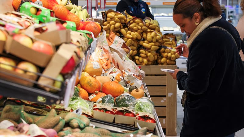 Un inspecteur des directions départementales de la protection des populations du Nord (DDPPN) vérifie l'origine et l'étiquetage des légumes vendus dans un supermarché de La Madeleine près de Lille, dans le nord de la France, le 6 février 2024.