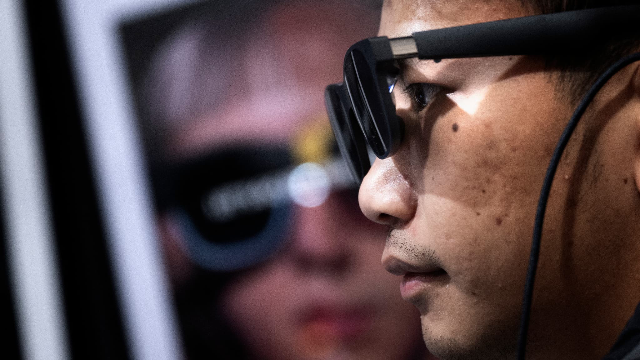 Les lunettes de réalité augmentée de Xreal, portées par un visiteur du CES 2024 à Las Vegas. Les lunettes de réalité augmentée de Xreal, portées par un visiteur du CES 2024 à Las Vegas.