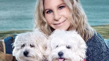 Barbra Streisand et ses deux chiennes, Miss Violet et Miss Scarlett.