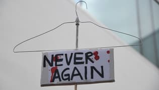 Un cintre et une pancarte "plus jamais" pendant une manifestation contre les restrictions à l'avortement, le 21 mai 2019 à West Hollywood, en Californie