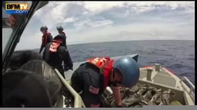 Les images des garde-côtes américains qui interceptent 7 tonnes de cocaïne dans un bateau
