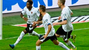 David Alaba tout en joie avec ses coéquipiers autrichiens