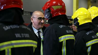 Le ministre de l'Intérieur, Laurent Nuñez, avec des pompiers à Villiers-le Bel (Val-d'Oise), le 31 décembre 2025